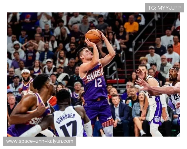 布克突破吸引防守，太阳外围射手获空间