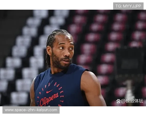 球星在训练中帮助备选球员调节情绪，领袖魅力显现